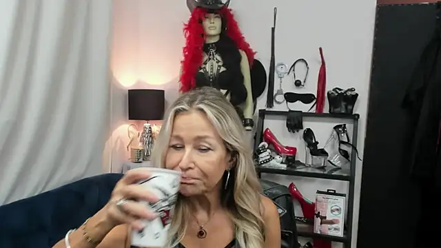 Snapshot of crystaLUX chatting on 09-23-25, 04:15 crystaLUX online show from 09-23-25, 04:15