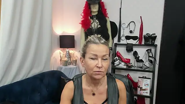 Snapshot of crystaLUX chatting on 09-29-25, 06:07 crystaLUX online show from 09-29-25, 06:07