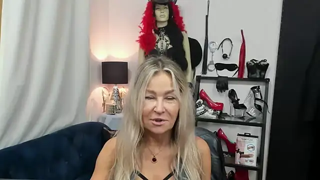 Snapshot of crystaLUX chatting on 09-30-25, 04:28 crystaLUX online show from 09-30-25, 04:28