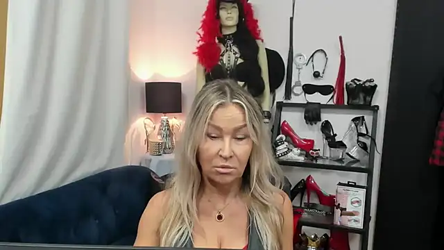 Snapshot of crystaLUX chatting on 10-02-25, 04:41 crystaLUX online show from 10-02-25, 04:41