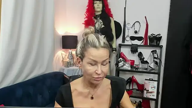 Snapshot of crystaLUX chatting on 10-07-25, 04:31 crystaLUX online show from 10-07-25, 04:31