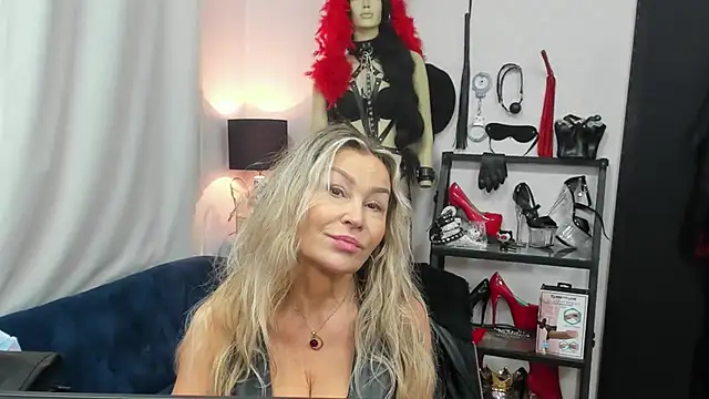 Snapshot of crystaLUX chatting on 10-16-25, 04:35 crystaLUX online show from 10-16-25, 04:35