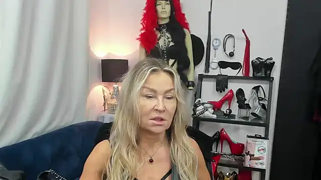 Snapshot of crystaLUX chatting on 10-21-25, 04:13 crystaLUX online show from 10-21-25, 04:13