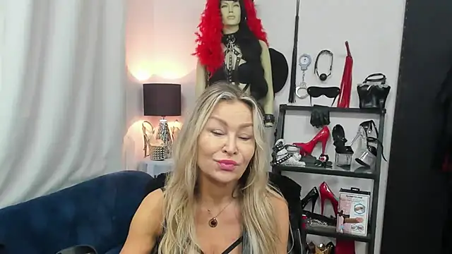 Snapshot of crystaLUX chatting on 10-22-25, 04:13 crystaLUX online show from 10-22-25, 04:13