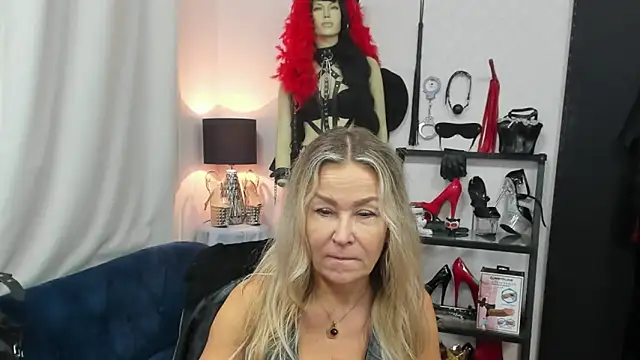 Snapshot of crystaLUX chatting on 10-23-25, 04:23 crystaLUX online show from 10-23-25, 04:23