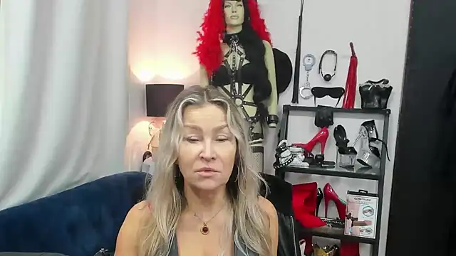 Snapshot of crystaLUX chatting on 10-29-25, 05:10 crystaLUX online show from 10-29-25, 05:10