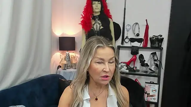 Snapshot of crystaLUX chatting on 10-30-25, 05:09 crystaLUX online show from 10-30-25, 05:09