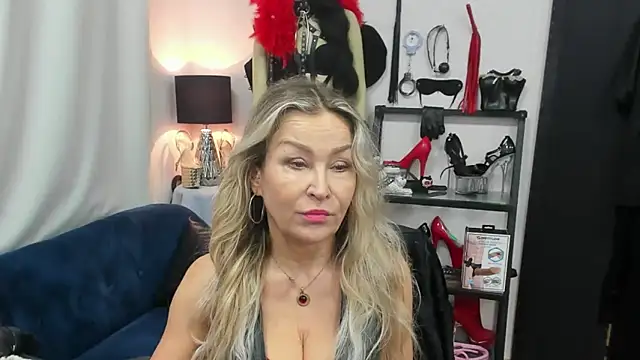 Snapshot of crystaLUX chatting on 11-13-25, 05:28 crystaLUX online show from 11-13-25, 05:28