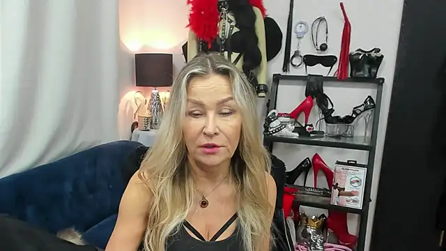 Snapshot of crystaLUX chatting on 11-17-25, 06:19 crystaLUX online show from 11-17-25, 06:19