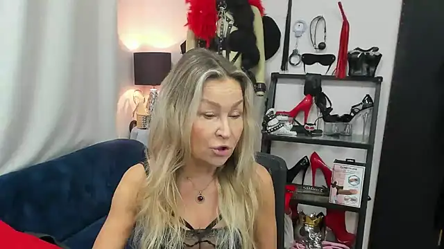 Snapshot of crystaLUX chatting on 11-18-25, 05:23 crystaLUX online show from 11-18-25, 05:23