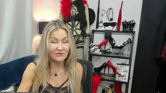 Snapshot of crystaLUX chatting on 11-25-25, 06:02 crystaLUX online show from 11-25-25, 06:02