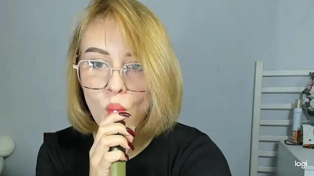 Snapshot of KindKristy chatting on 09-27-25, 05:23 KindKristy online show from 09-27-25, 05:23