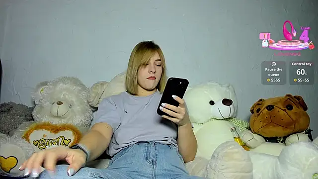 Snapshot of KindKristy chatting on 10-13-25, 05:18 KindKristy online show from 10-13-25, 05:18