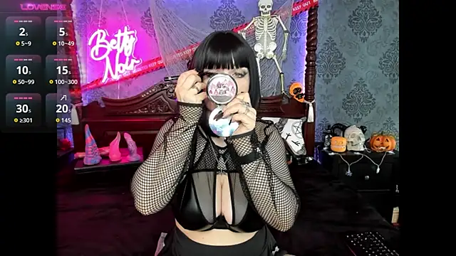 BettyNoir online show from 10-30-25, 10:16