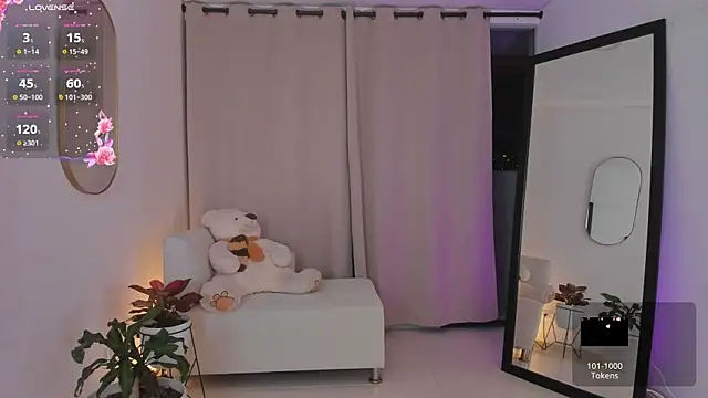 roxie gates  online show from 11-19-25, 10:54