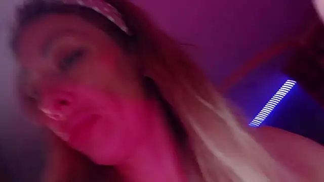 Snapshot of AnnieGOld_ chatting on 09-13-25, 10:53 AnnieGOld online show from 09-13-25, 10:53