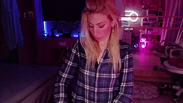 Snapshot of AnnieGOld_ chatting on 09-19-25, 01:18 AnnieGOld online show from 09-19-25, 01:18