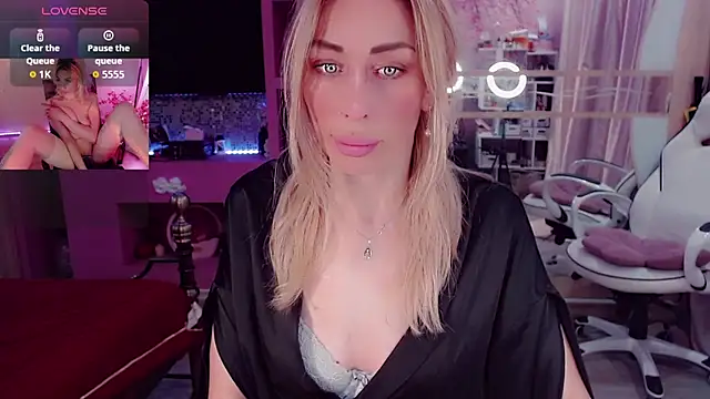 Snapshot of AnnieGOld_ chatting on 10-11-25, 11:14 AnnieGOld online show from 10-11-25, 11:14