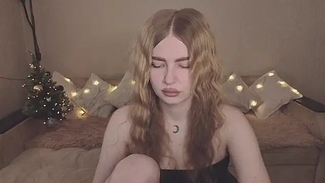 Snapshot of ViolettaLopez chatting on 12-21-25, 10:44 ViolettaLopez online show from 12-21-25, 10:44