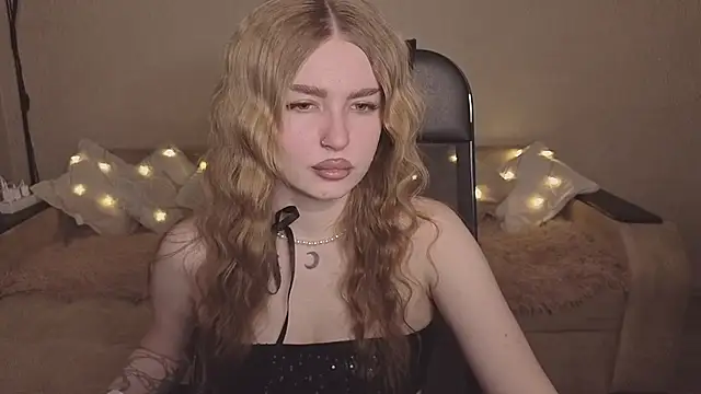 Snapshot of ViolettaLopez chatting on 02-12-26, 03:18 ViolettaLopez online show from 02-12-26, 03:18