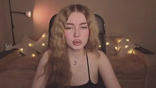 Snapshot of ViolettaLopez chatting on 02-15-26, 04:36 ViolettaLopez online show from 02-15-26, 04:36