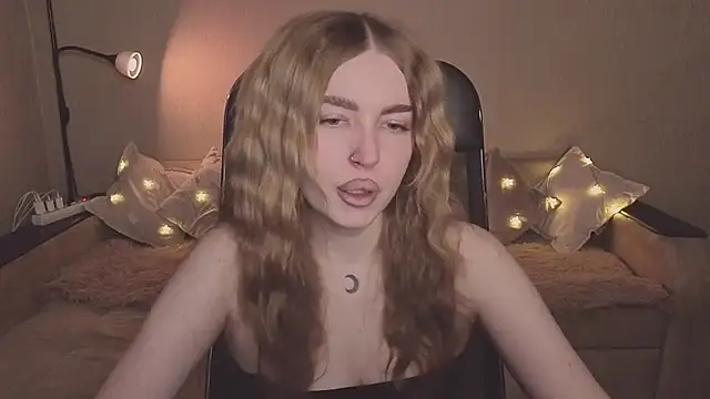 Snapshot of ViolettaLopez chatting on 02-18-26, 02:35 ViolettaLopez online show from 02-18-26, 02:35