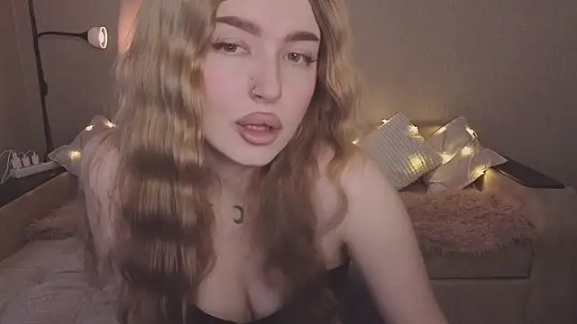 Snapshot of ViolettaLopez chatting on 02-19-26, 01:18 ViolettaLopez online show from 02-19-26, 01:18