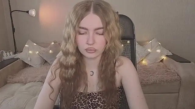 Snapshot of ViolettaLopez chatting on 02-21-26, 12:50 ViolettaLopez online show from 02-21-26, 12:50