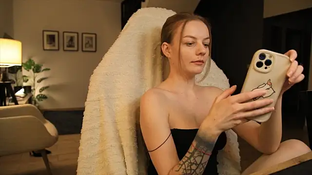 Snapshot of LadyInBad chatting on 02-11-25, 07:27 LadyInBad online show from 02-11-25, 07:27