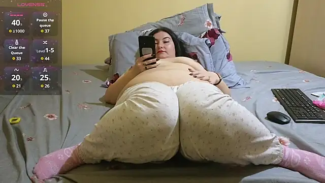 Snapshot of BBW_MILF_4U chatting on 02-20-25, 01:40 BBW MILF 4U online show from 02-20-25, 01:40