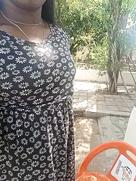 Snapshot of Dhiyapink chatting on 02-05-26, 05:56 Dhiyapink online show from 02-05-26, 05:56