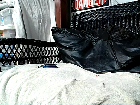 HungHawaiian808xh online show from 12-18-25, 04:18