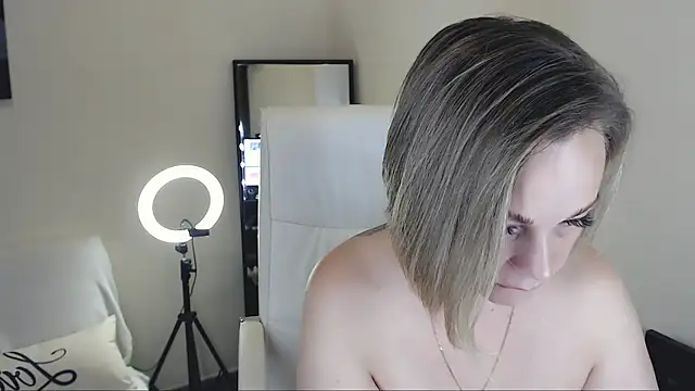 Tilly Eliot online show from 02-17-25, 02:04