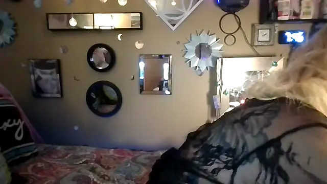 Snapshot of marilyn420 chatting on 02-11-26, 05:45 marilyn420 online show from 02-11-26, 05:45