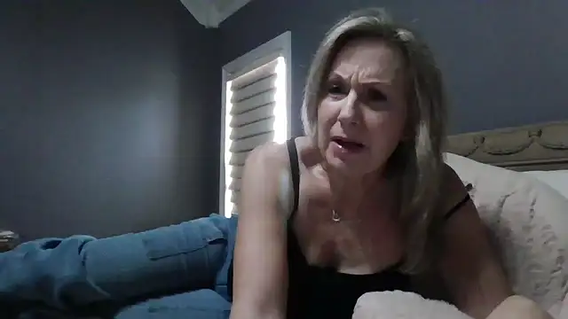 Lisaisluscious online show from 10-17-25, 02:08