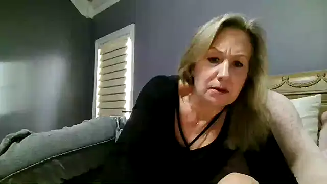 Lisaisluscious online show from 12-16-25, 02:44