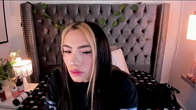 Snapshot of Kim_Blane chatting on 02-02-25, 02:59 Kim Blane online show from 02-02-25, 02:59