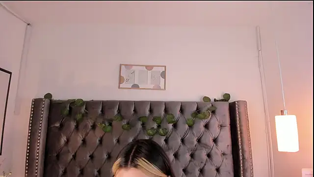 Snapshot of Kim_Blane chatting on 03-21-25, 04:06 Kim Blane online show from 03-21-25, 04:06