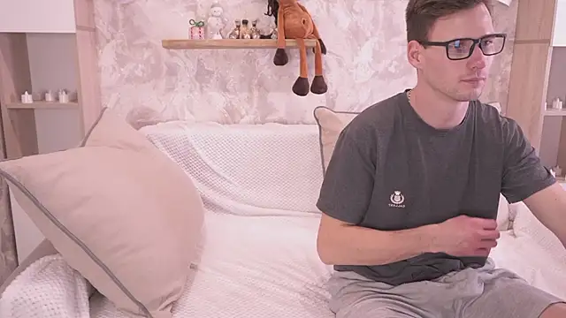 Snapshot of FluffyHat chatting on 12-14-25, 08:24 FluffyHat online show from 12-14-25, 08:24