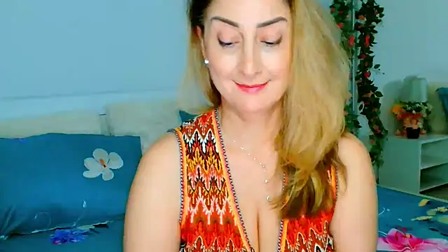 Snapshot of Tyana40 chatting on 03-19-25, 05:41 Tyana40 online show from 03-19-25, 05:41