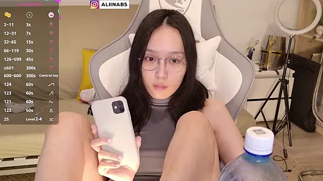 Snapshot of aliiiiiina chatting on 12-21-24, 01:47 aliiiiiina online show from 12-21-24, 01:47