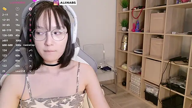 Snapshot of aliiiiiina chatting on 02-09-25, 12:28 aliiiiiina online show from 02-09-25, 12:28