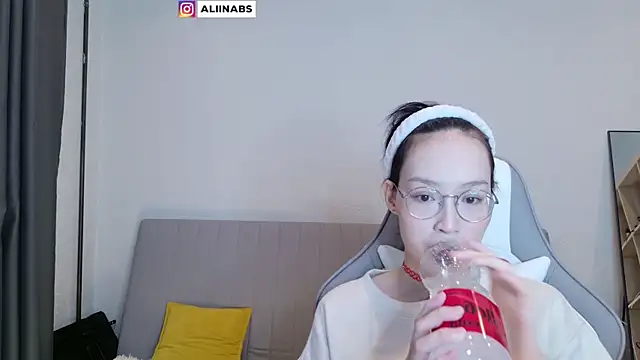 Snapshot of aliiiiiina chatting on 02-17-25, 01:04 aliiiiiina online show from 02-17-25, 01:04