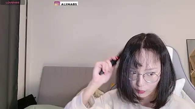 Snapshot of aliiiiiina chatting on 02-17-25, 11:53 aliiiiiina online show from 02-17-25, 11:53