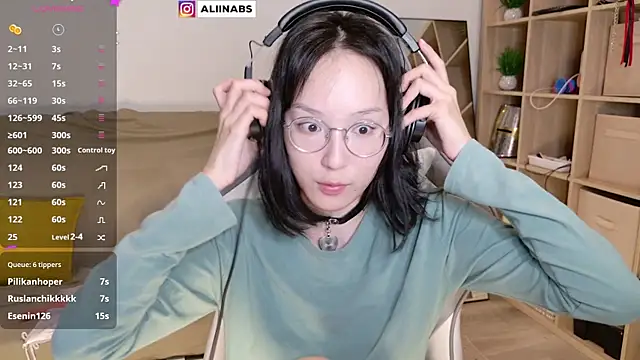 Snapshot of aliiiiiina chatting on 03-13-25, 10:54 aliiiiiina online show from 03-13-25, 10:54