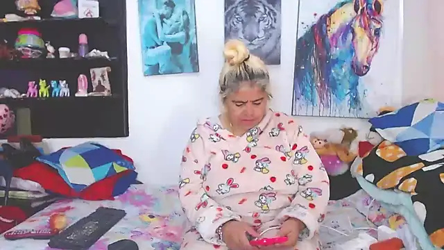 Snapshot of estrellita_fugaz16x chatting on 03-08-25, 03:24 estrellita fugaz16x online show from 03-08-25, 03:24