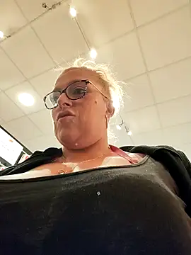 Snapshot of winniess40 chatting on 02-11-25, 11:43 winniess40 online show from 02-11-25, 11:43