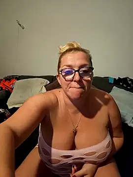 Snapshot of winniess40 chatting on 11-06-25, 03:51 winniess40 online show from 11-06-25, 03:51