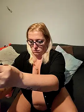 Snapshot of winniess40 chatting on 11-21-25, 03:49 winniess40 online show from 11-21-25, 03:49