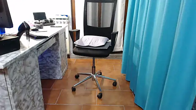 Snapshot of Miss-Mikaele chatting on 02-17-25, 09:30 Miss-Mikaele online show from 02-17-25, 09:30